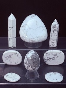 lot 170 image: Howlite Polished Lot of 8 Freeform, 2 towers, 4 palmstones, and an egg.  Total Weight 653 gm  1.438 lb.