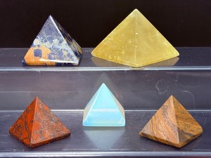lot 172 image: Pyramids Polished Lot of 5 Calcite, Sunset Sodalite, Mahogany Obsidian, Opalite, and Tigers Eye. Total Weight 413 gm  14.5 oz.
