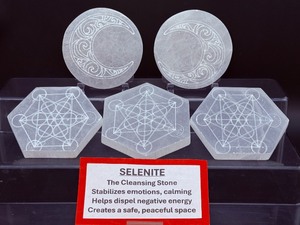 lot 173 image: Selenite Charging Plates Lot of 5 2 round and 3 hexagon shaped.  Total Weight  907 gm.  1.998 lb.
