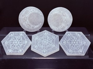 lot 173 image: Selenite Charging Plates Lot of 5 2 round and 3 hexagon shaped.  Total Weight  907 gm.  1.998 lb.