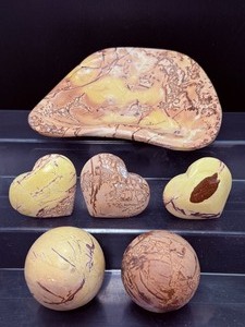 lot 197 image: Sahara Desert Jasper Polished Lot of 6 Platedish 567 gm (12 kilo)  1.248 lb.  sphere 55mm, 277 gm  9.7 oz  sphere 54mm, 261 gm  9.2 oz  3 hearts 218 gm  7.6 oz  Total Weight 1 kilo 326 gm  2.92 lb.