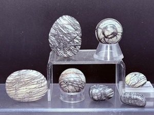 lot 202 image: Spiderweb Jasper Polished Lot of 6 2 sphere 26mm & 27mm, 3 tumbles and 2 palmstones   Total Weight 149 gm  5.2 oz