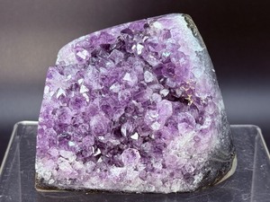 lot 143 image: Gorgeous Large Amethyst Geode Chunk 813 gm  1 lb 12.6 oz