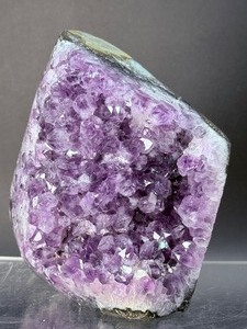 lot 143 image: Gorgeous Large Amethyst Geode Chunk 813 gm  1 lb 12.6 oz
