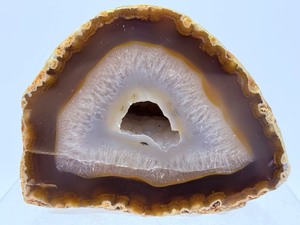 lot 123 image: Natural Polished Agate Geode Half 1 kilo 272 gm.  2 lb. 12.8 oz.