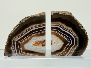lot 55 image: Polished Agate Geode Bookends 1 k  685 gm.  3 lb. 11.4 oz