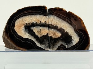 lot 32 image: Balck and White Agate Bookends 1 k 328 gm.  2 lb. 14.8 oz.