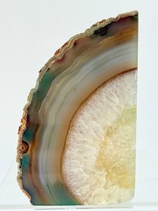 lot 187 image: Naturall Polished Brazilian Agate Geode