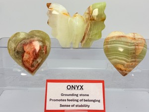 lot 287 image: Onyx Polished lot of 3 butterfly, 2 hearts. butterfly 283gm  9.6 oz  heart 183 gm  6.4 oz  heart 225 gm  7.9 oz  Total Weight 681 gm  1 lb. 8 oz