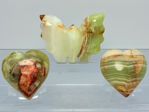 lot 287 image: Onyx Polished lot of 3 butterfly, 2 hearts. butterfly 283gm  9.6 oz  heart 183 gm  6.4 oz  heart 225 gm  7.9 oz  Total Weight 681 gm  1 lb. 8 oz