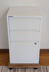 lot 136 image: BR - Bisley 2-Drawer Steel File Cabinet with Lock
