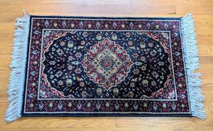 lot 137 image: BR - Small Wool Accent Rug with Traditional Floral Pattern