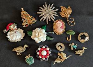 lot 144 image: K - Collection of 13 Vintage Brooches with Holiday, Floral, and Animal Themes