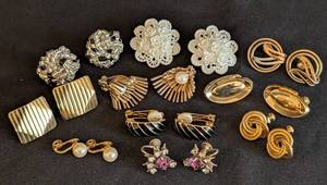 lot 145 image: K - Collection of 10 Assorted Vintage Clip-On Earrings