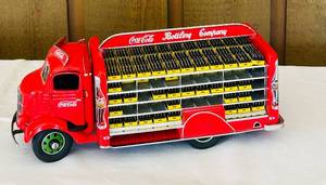 lot 40CC image: FR - Danbury Mint 124 Scale Coca-Cola Bottling Company Delivery Truck Diecast Model