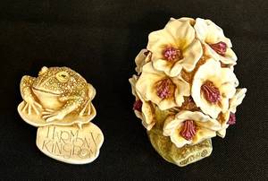 lot 43C image: K - Harmony Kingdom Frog Lapel Pin & Lord Byrons Harmony Garden Rhododendron Box Set