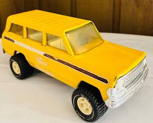 lot 43CC image: FR - Vintage Tonka Yellow Jeep Wagoneer Pressed Steel Toy Truck