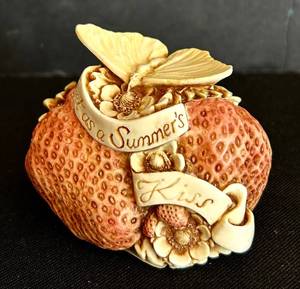 lot 72C image: K - Harmony Kingdom Sweet as a Summers Kiss Trinket Box
