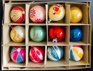 lot 79C image: FR - Set of 12 Vintage Premier Glass Christmas Tree Ornaments with Original Box