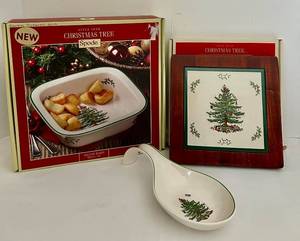 lot 114C image: FR - Spode Christmas Tree Square Baker, Spoon Rest, and Trivet Set