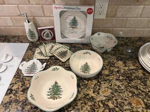 lot 187C image: K - Spode Christmas Tree Holiday Dinnerware Collection with Collector Plate