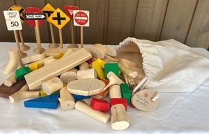 lot 212C image: FR - Wooden Building Block Set with Painted Traffic Signs and Storage Bag