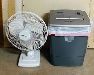 lot 231C image: LL - Desk Fan and Fellowes 546C-2 Paper Shredder Set