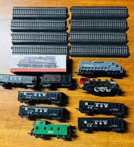 lot 233C image: LL - HO Scale Train Set with Locomotive, Cars, and Track Pieces