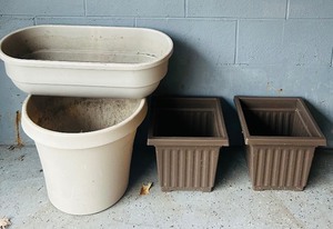 lot 290A image: Assorted Plastic Planters
