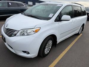 lot 21 image: 2013 Toyota Sienna XLE