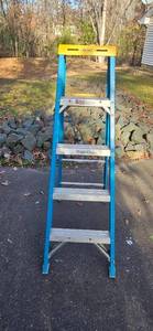 lot 10 image: Werner 5 ft Fiberglass Stepladder Type I 250 lb Capacity