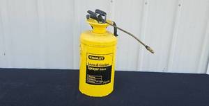 lot 22 image: Stanley Lawn and Garden Sprayer Deluxe 2 Gallon Model 7402