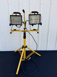 lot 25 image: Dual Head Halogen Work Light on Adjustable Tripod Stand