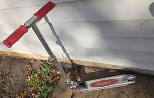 lot 64 image: Razor Foldable Kick Scooter with Red Grips