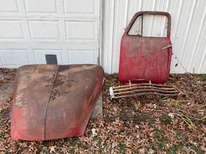 lot 66 image: Vintage GMC Truck Hood, Door, and Grille Parts Lot
