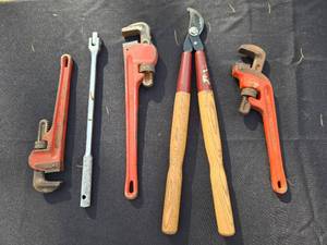lot 89 image: Set of Pipe Wrenches, Pry Bar, and Long-Handled Snips