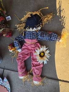 lot 114 image: Fall-Themed Holiday Decor Collection with Scarecrow and Turkey Signs