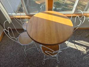 lot 187 image: Ice Cream Parlor Style Table with 4 Chairs, 35in Round Wood Top