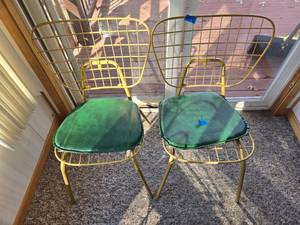 lot 190 image: Pair of Vintage Metal Wire Chairs with Green Cushions