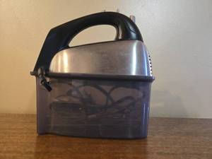 lot 198 image: Hamilton Beach Hand Mixer with Storage Case