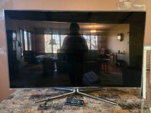lot 202 image: Samsung 55-Inch UN55D7000LF 3D LED TV with Remotes and 3D Glasses