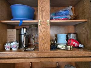 lot 204 image: Kitchen and Home Decor Lot including Pampered Chef Whipped Cream Maker and Ceramic Warmers