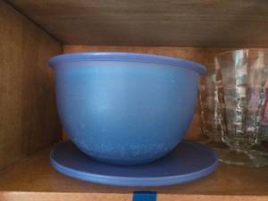 lot 205 image: Kitchenware Collection with Mixing Bowl, Plastic Tumblers, Storage Container, and Glassware