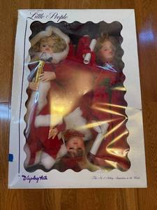 lot 220 image: Display Arts Little People Animated Christmas Carolers Set in Original Box