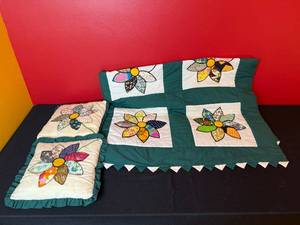 lot 231 image: Handmade Flower Applique Quilt with Decorative Pillow Covers
