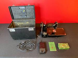 lot 243 image: Vintage Singer Sewing Machine Model 221 Featherweight with Case and Accessories