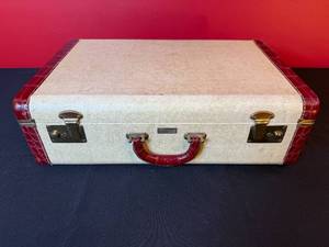 lot 246 image: Vintage Billrite Luggage Suitcase with Red Trim