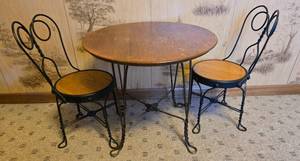 lot 252 image: Ice Cream Parlor-Style Table with 2 Matching Chairs