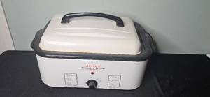 lot 260 image: Aroma 18 Quart Roaster Oven with Removable Pan