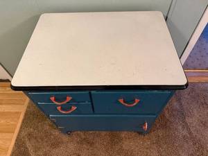 lot 277 image: Vintage Metal Kitchen Cabinet (Hoosier Cabinet)